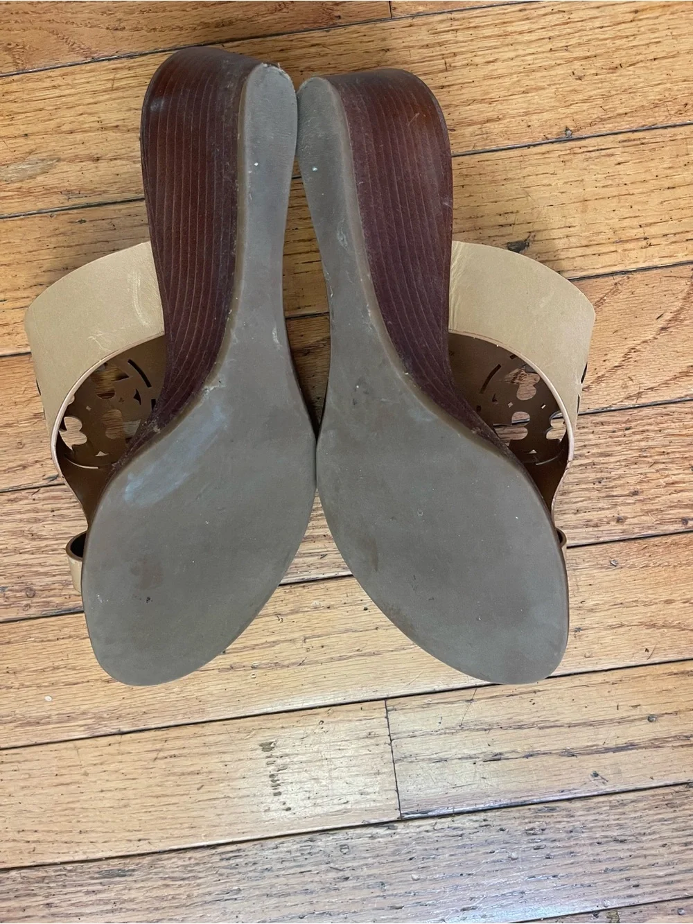 Tory Burch TanLeather Logo Cutout Toe-Loop Sandals size 8M